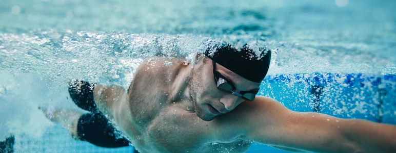 Mann im Schwimmbad. Schwimmen als Sportart.