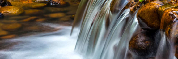 Ein Wasserfall im Dschungel.