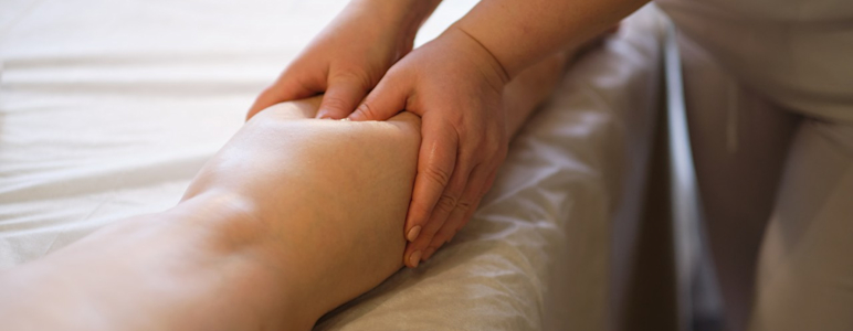 Eine Patientin erhält eine Lymphdrainage am Bein.