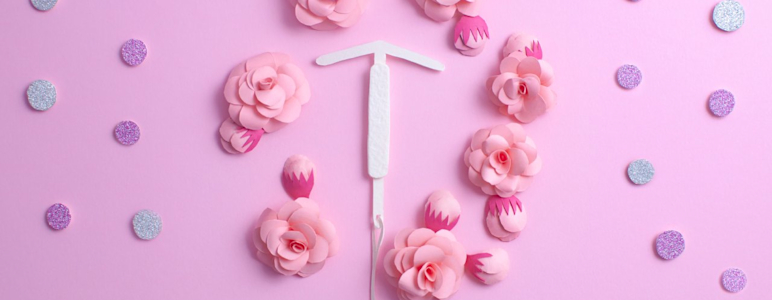Bunte Darstellung einer Hormonspirale mit pinkem Hintergrund und Blumen.