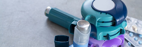 Medikamente zur Behandlung von Asthma. Dosieraerosol, Inhalator und Tabeltten.