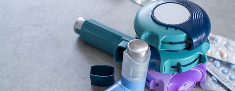 Medikamente zur Behandlung von Asthma. Dosieraerosol, Inhalator und Tabeltten.
