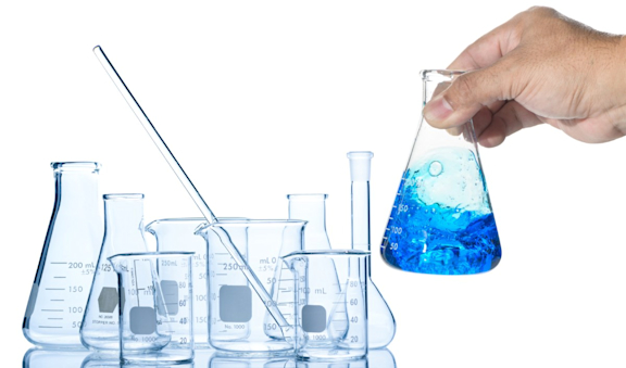 Chemielabor Erlenmeyerkolben mit blauer Flüssigkeit.