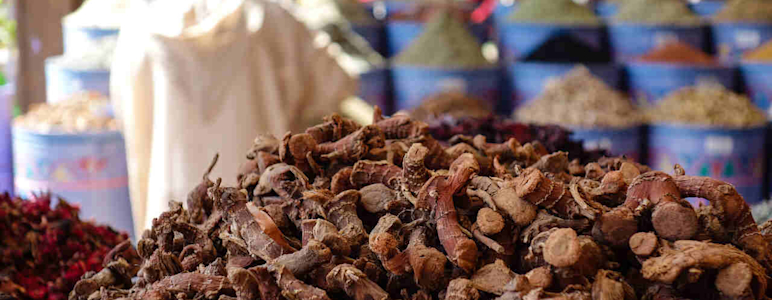 Ein großer Haufen Ginseng-Wurzeln auf einem Markt.