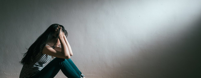 Frau mit Depressionen ist traurig, alleine und verzweifelt.