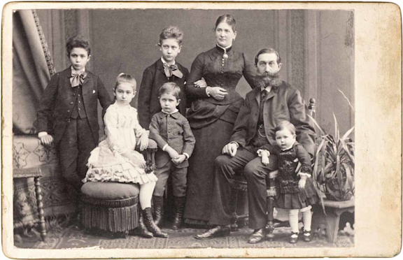 Altes Foto mit Großfamilie bevor die Antibabypille erfunden wurde.