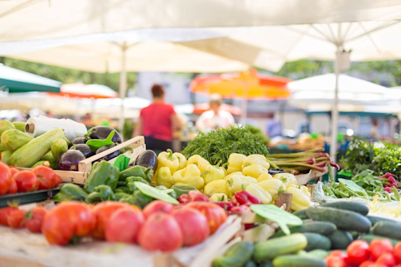 Frisches Bio-Obst und Gemüse auf dem Wochenmarkt