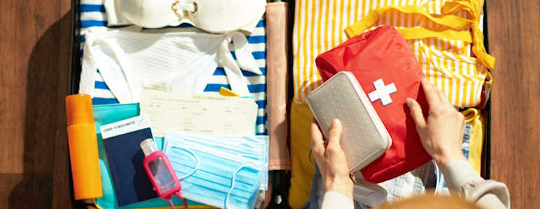 Koffer für den Urlaub packen. Reiseapotheke nicht vergessen.