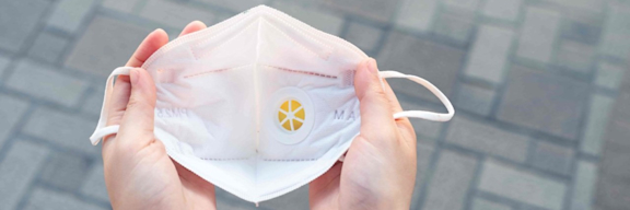 Medizinischer Mundschutz mit Atemventil um eine Ausbreitung der Coronaviren zu vermeiden.