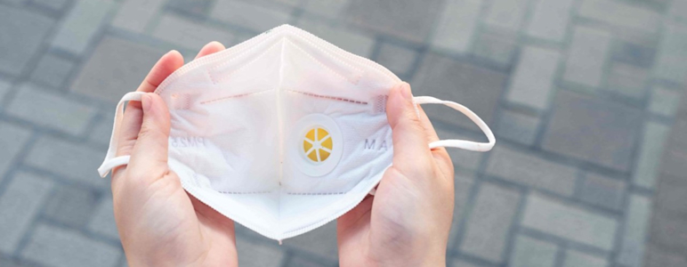 Medizinischer Mundschutz mit Atemventil um eine Ausbreitung der Coronaviren zu vermeiden.