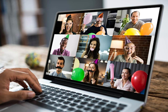 Laptop im Homeoffice zeigt virtuelle Party im Videochat.