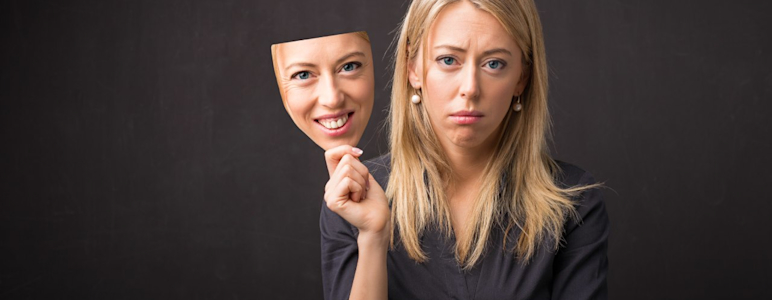 Darstellung von Depression: Traurige Frau hat eine glückliche Maske.