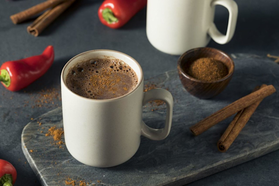 Kakao in Tasse mit Chili und Zimt.