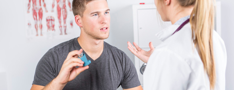 Arzt, der eine Asthma Diagnose stellt