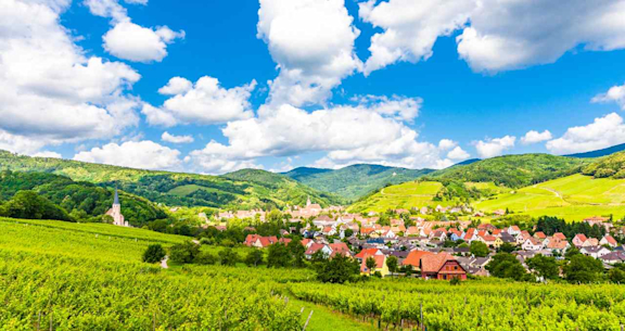 Schöne Landschaft mit einem kleinen Dorf als Beispiel für ländliche Regionen.