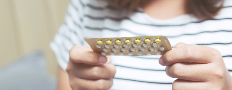 Eine Frau hält eine Packung der Antibabypille in der Hand.