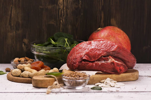 Lebensmittel mit viel Eisen gegen Haarausfall, Fleisch und Spinat.