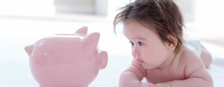 Es ist ein Baby mit einem Sparschwein zu sehen.