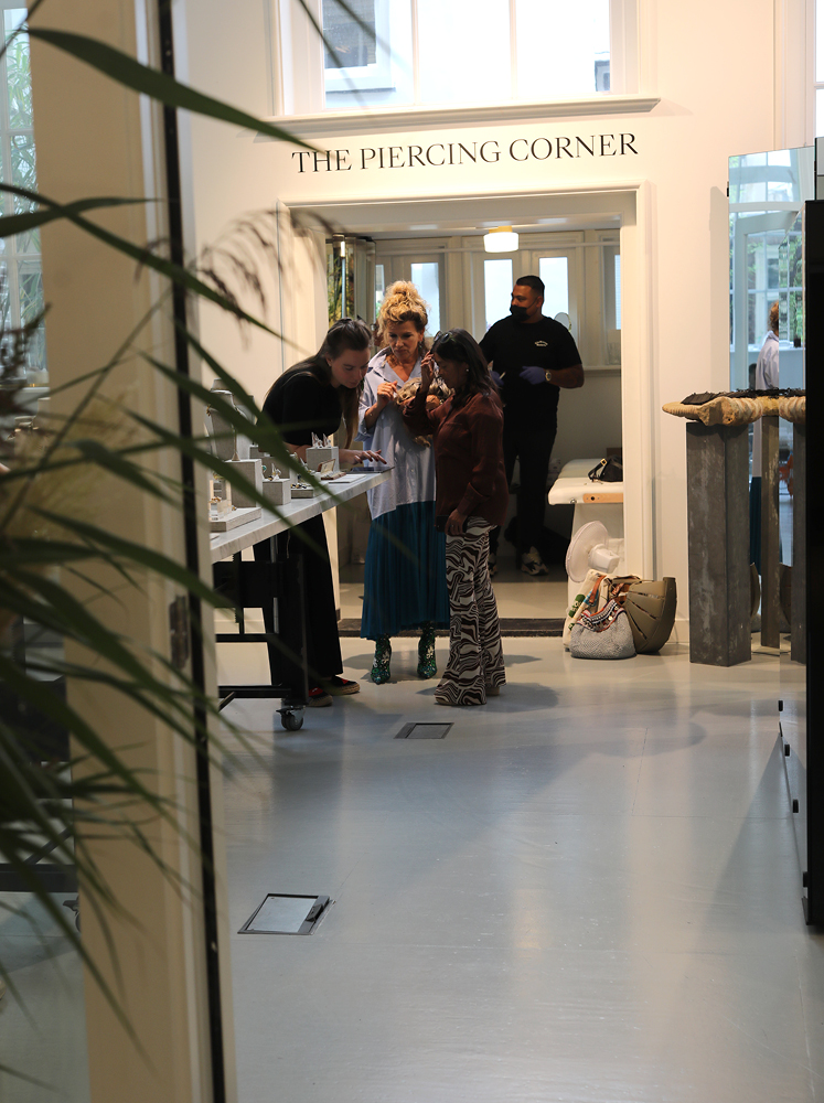 the-auverture-bibi-van-der-velden-piercing-aprty-img3-sml