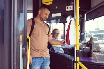 Man checkt in met betaalpas bij bus