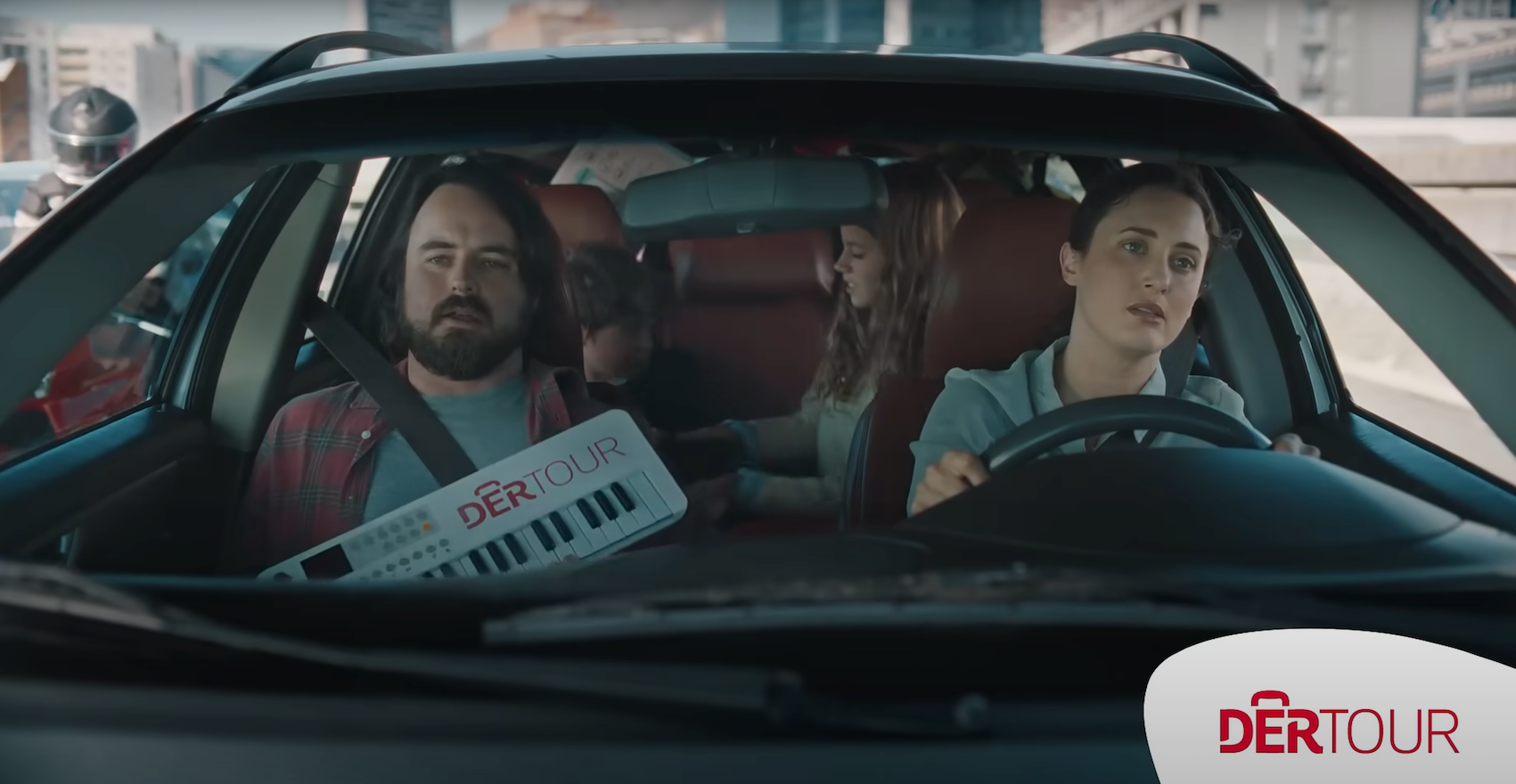 Presse | „DER DER DERTOUR“ – Scholz & Friends und DERTOUR schicken Frühbucher mit Ohrwurm in den Urlaub | Familien Clip