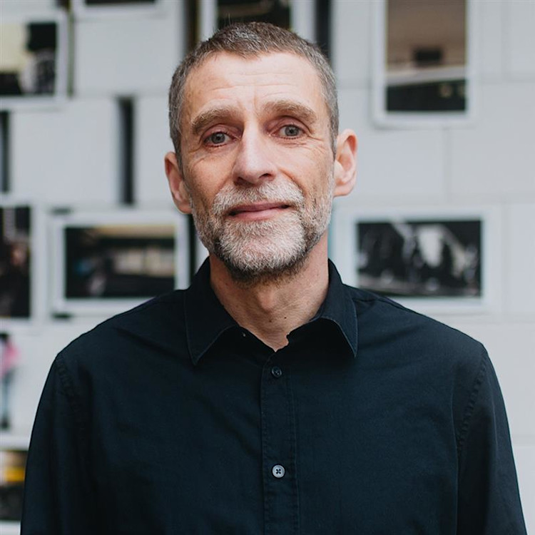 Presse | Christian Thron wird „Head of AI” der Scholz & Friends Family | 1:1 News Image Christian Thron wird „Head of AI” der Scholz & Friends Family
Die Scholz & Friends Family bündelt ihre zahlreichen AI-Aktivitäten und schafft die neue Position des „Head of AI” – mit Fokus auf Workflows, Agentic AI und skalierbarer Wertschöpfung. Diese Rolle übernimmt Christian Thron, langjähriger Managing Director und Digitalexperte von deepblue networks, einer auf Digital- und Technologiethemen spezialisierten Agentur innerhalb der Scholz & Friends Family. Damit wechselt Christian Thron von deepblue networks in die Führung der Scholz & Friends Family.