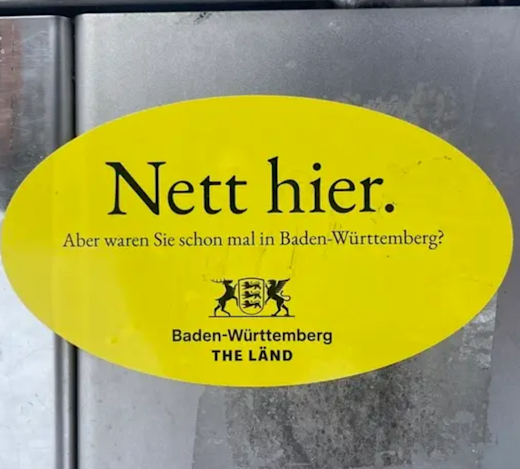 News | Ikonische „Nett hier“-Sticker erobern die französische Presse