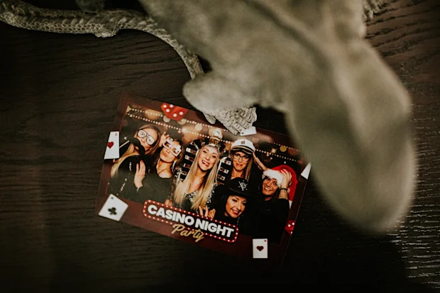 Prémium szelfigép bérlés esküvőre és céges rendezényekre, egyedi fotósablon tervezéssel és fényképes vendégkönyvvel.