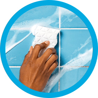 Lingette M. Net nettoyant le carrelage de la salle de bain