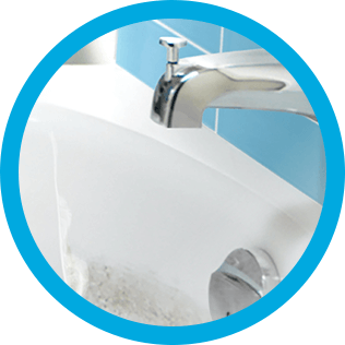 Lingette M. Net nettoyant une baignoire sale