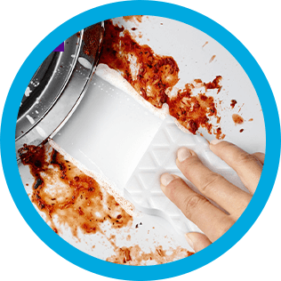 Lingette M. Net nettoyant une cuisinière sale
