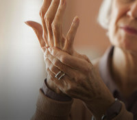 Mujer sintiendo su mano y escuchando a los mensajes que envia su cuerpo