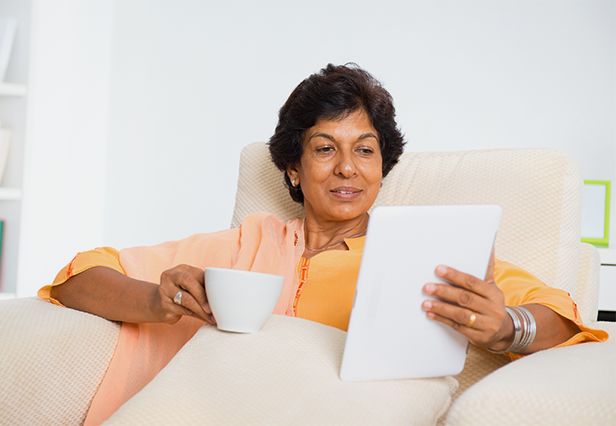 Mulher saudável e tranquila lendo informações