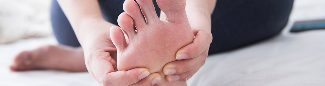 Pijat kaki dan telapak kaki untuk memperbaiki sirkulasi di daerah yang bermasalah dan berkaitan dengan neuropati