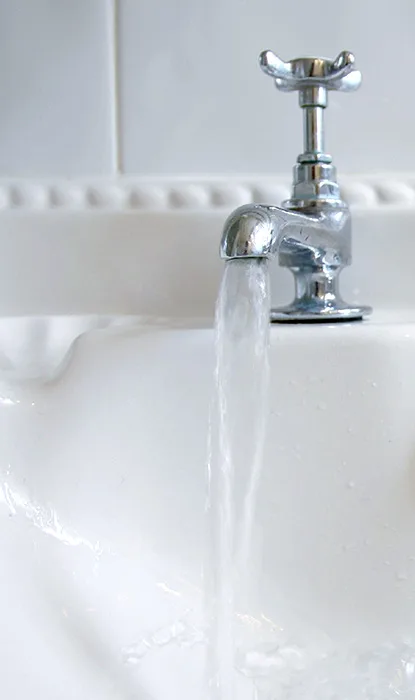 Water running on the bathtub faucet