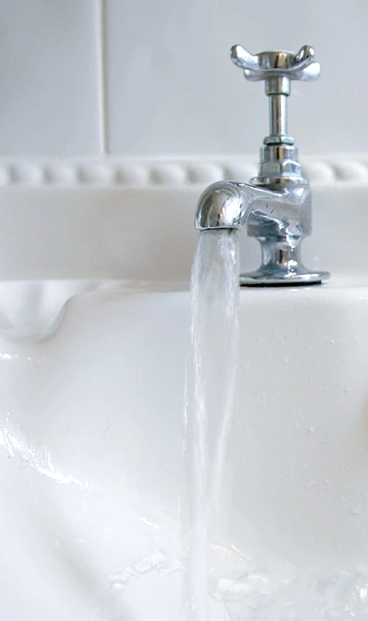 Water running on the bathtub faucet