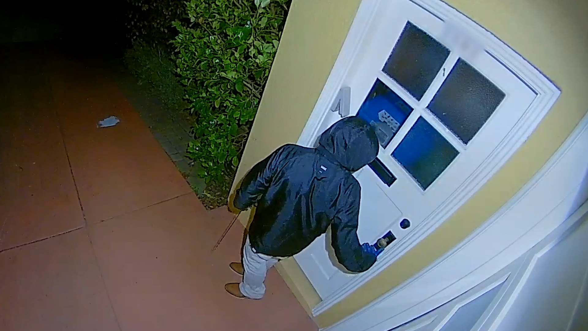 Robber tries to break in but runs away when deferred by Ring security camera siren sounds