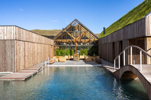 RE blogs-Reykjaböð Hot Springs Outside Lounge