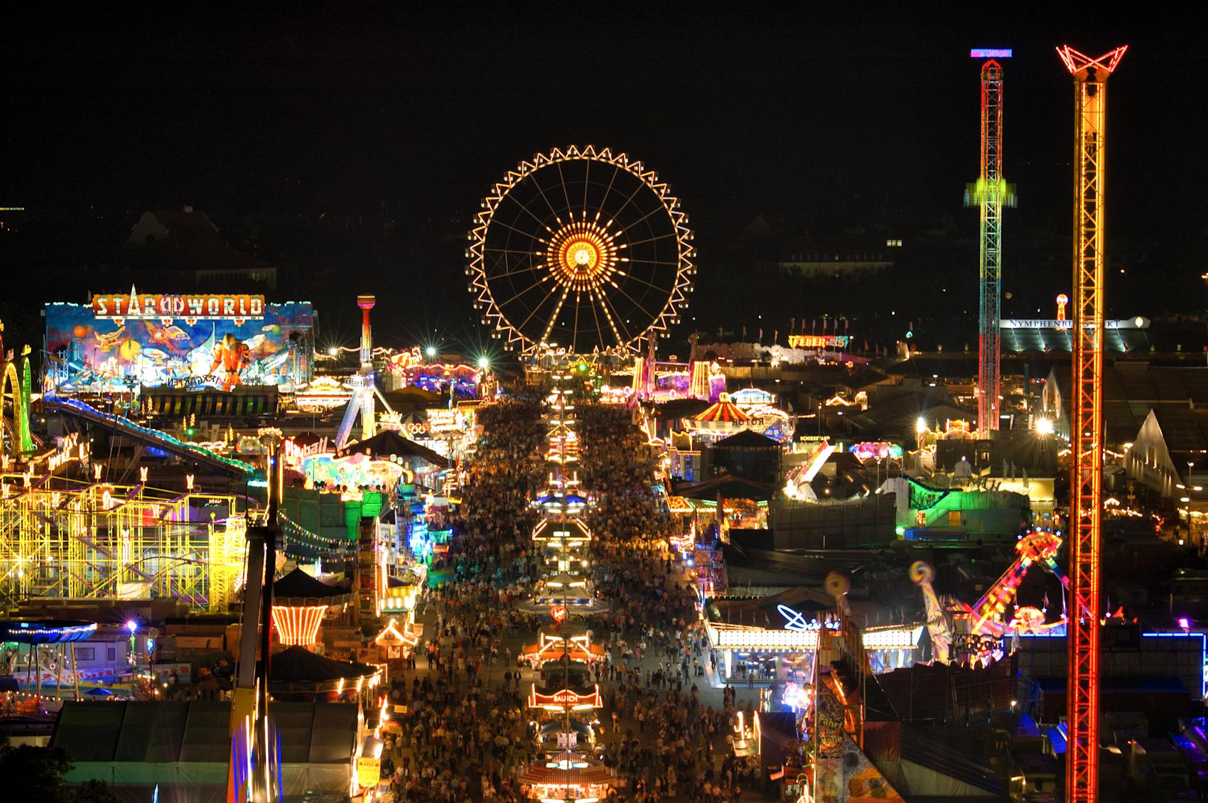 Oktoberfest by night i München -\nFoto: Getty Images