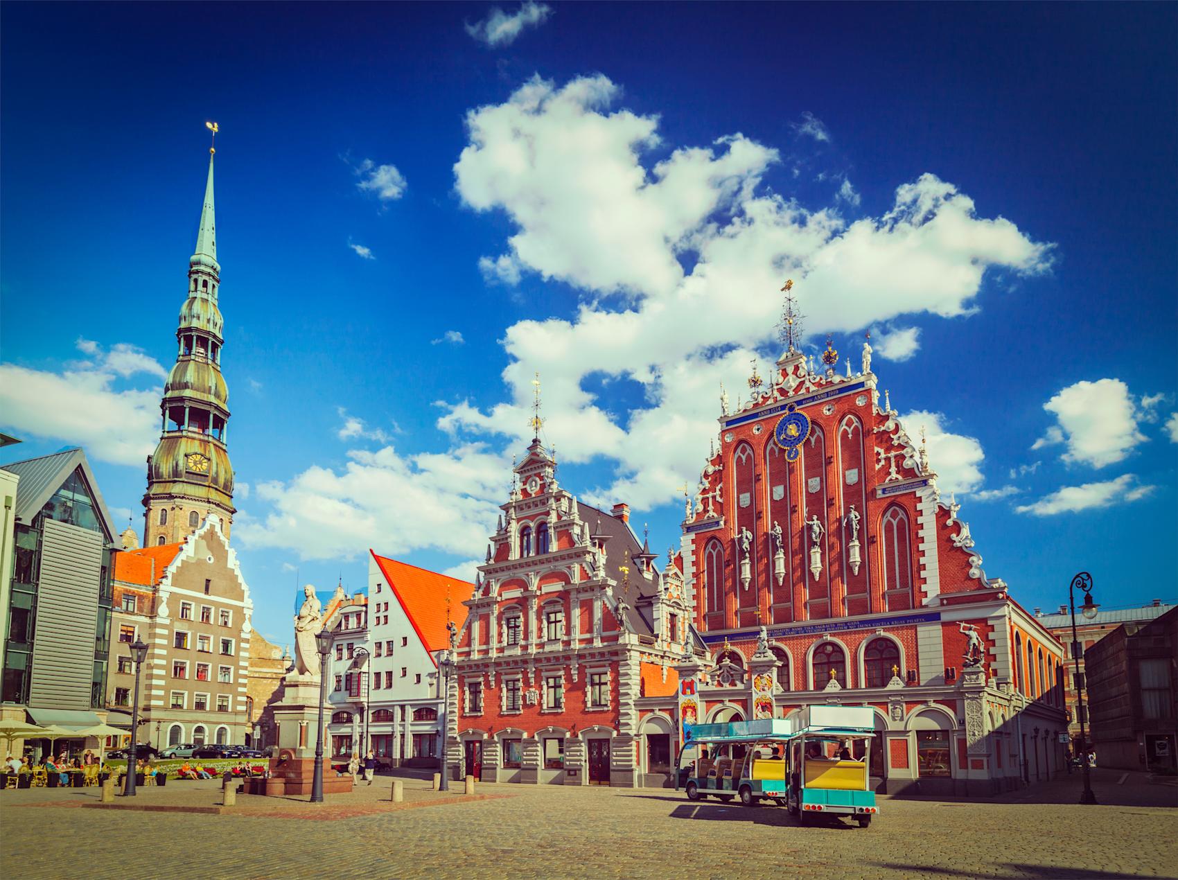 Rådhusplassen, House of the Blackheads og St.Peterskirken i Riga - Foto: Getty Images