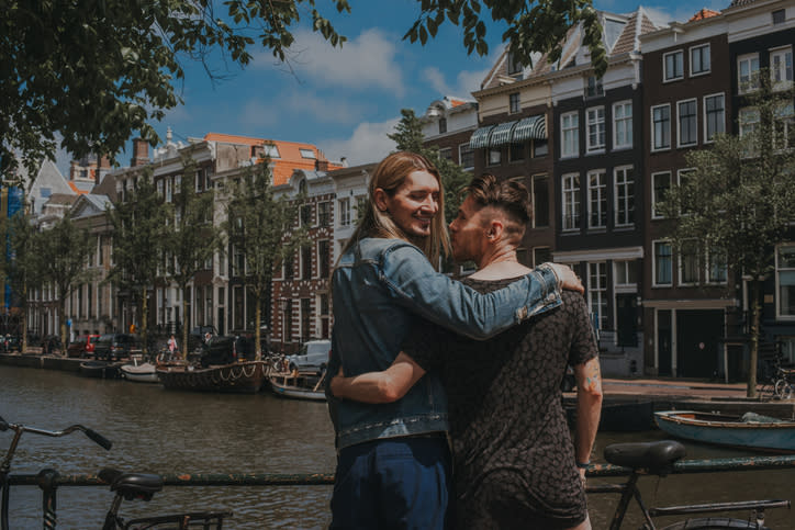 Bilde av et kjærestepar ved en kanal i Amsterdam
