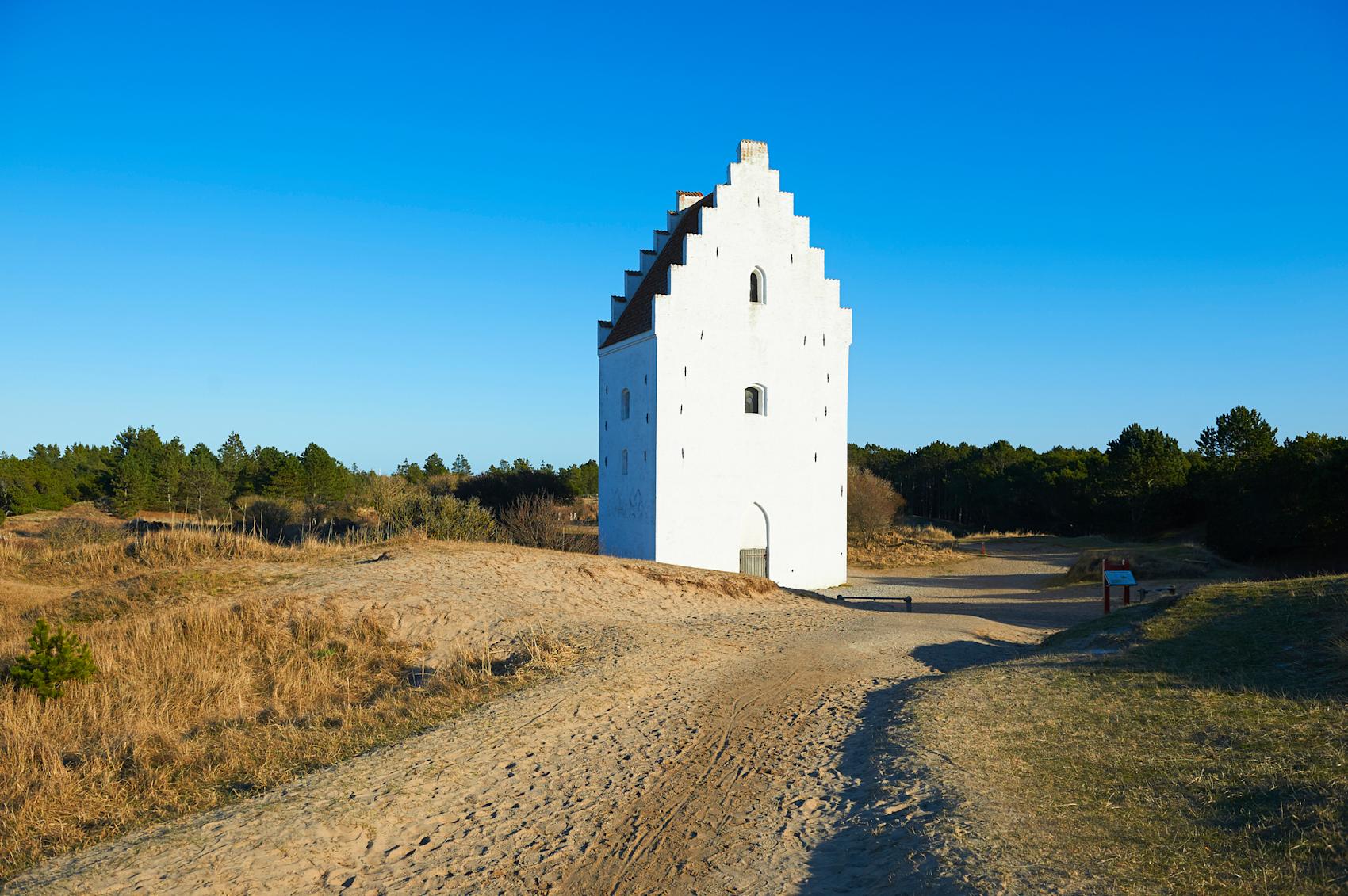 Den tilsandede kirke i Skagen, Danmark -\nFoto: Getty Images