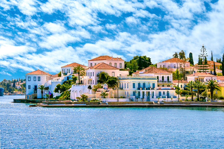 Spetses- en velstående øy og en kommune i Hellas. Inkludert som en av de Saroniske øyene.