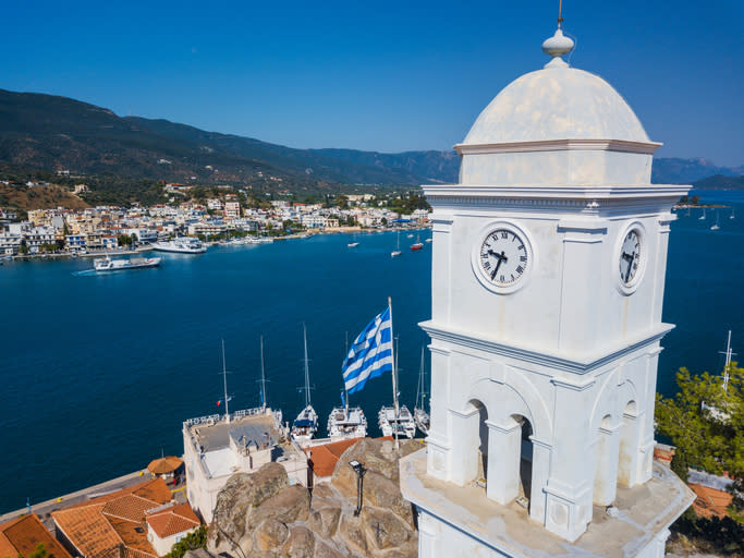 Poros er et lite øypar i den sørlige delen av Saroniabukta i Hellas. Rundt 58 km sør for Pireus og adskilt fra Peloponnes med et sund på rundt 200 meter
