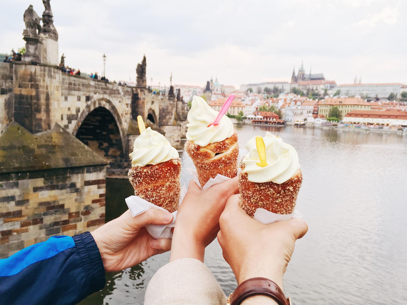 Tradisjonel bakverk, trdelnik med is i Praha -\nFoto: Getty Images