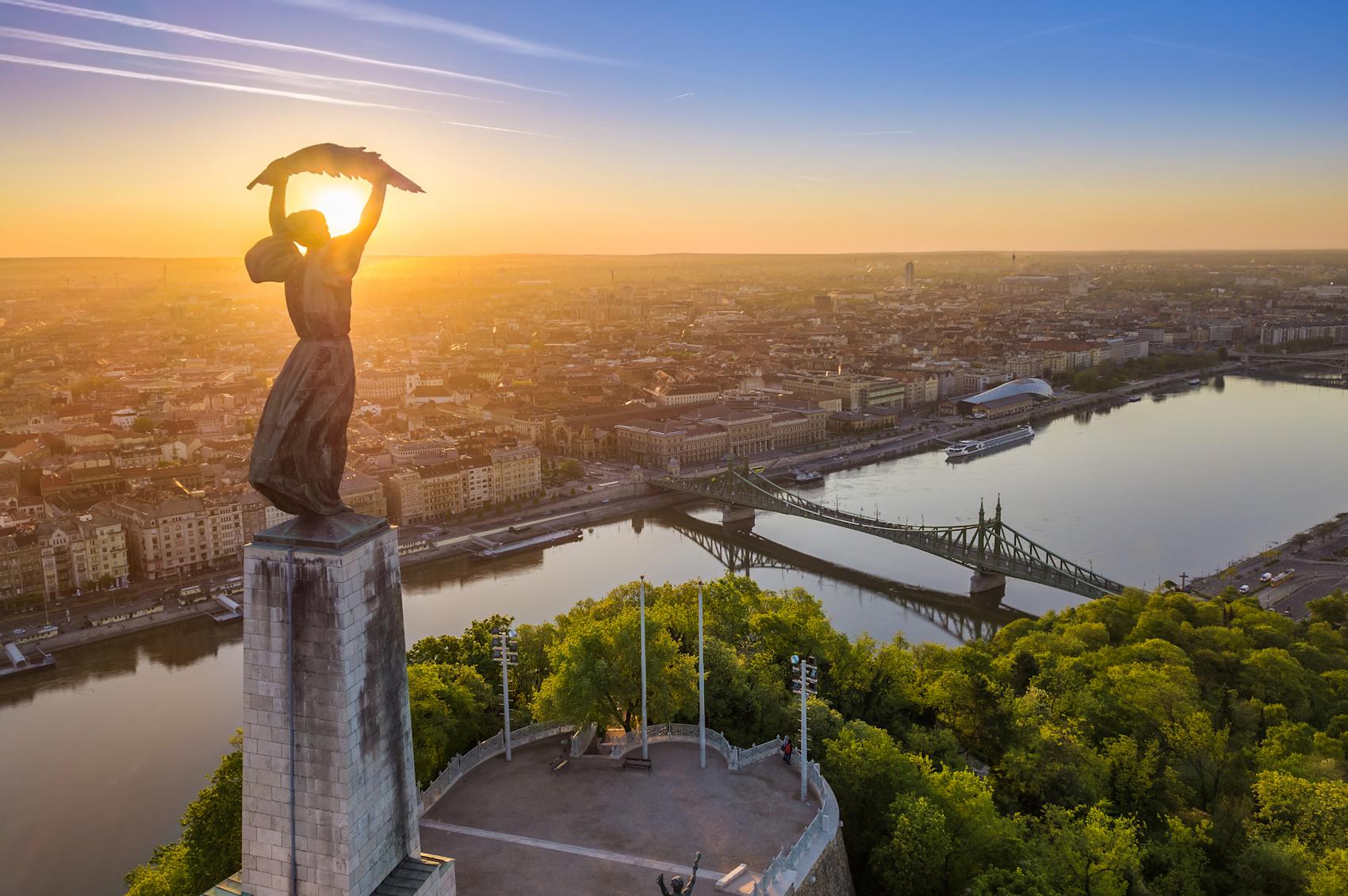 Frihetsgudinnen og utsikt over Budapest -\nFoto: Getty Images