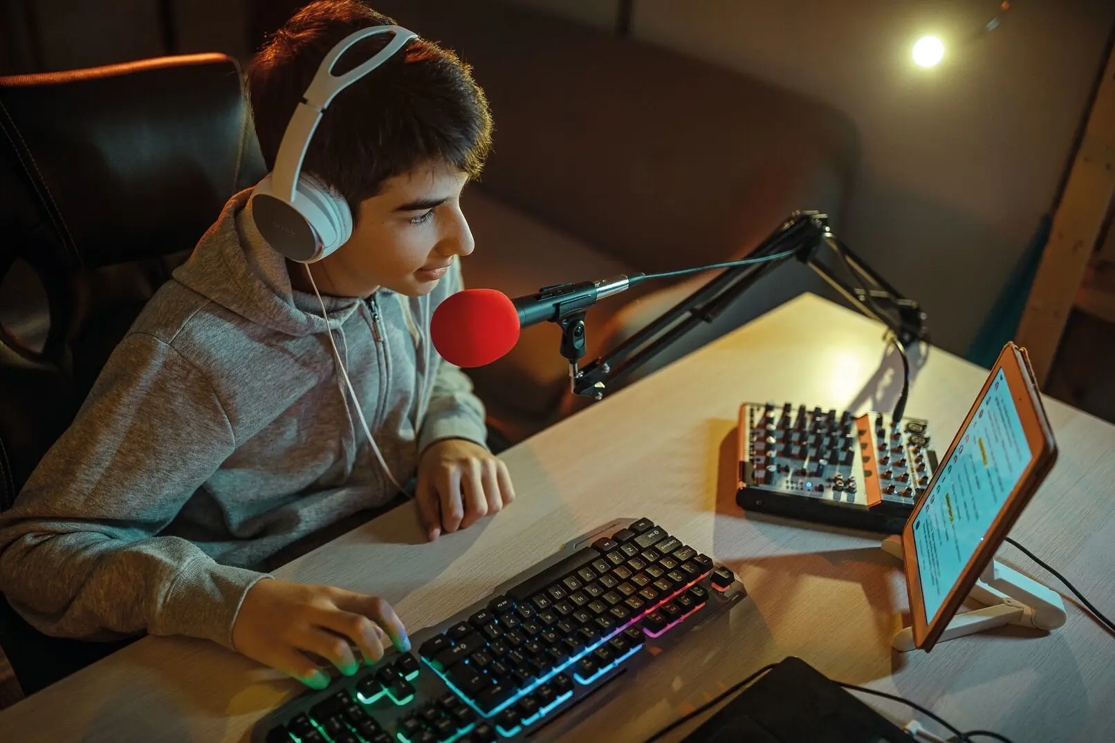 ZA - business efficiency - product2 -VF TogetherWeCan Teenage Boy Gaming Tablet Device CMYK image