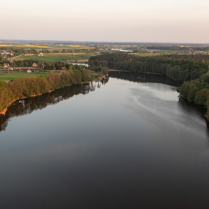 Dwa Domki - widok z góry na jezioro Kałdunek