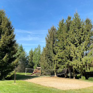 Dom Łabędź  i Zielony Domek - boisko do siatkówki