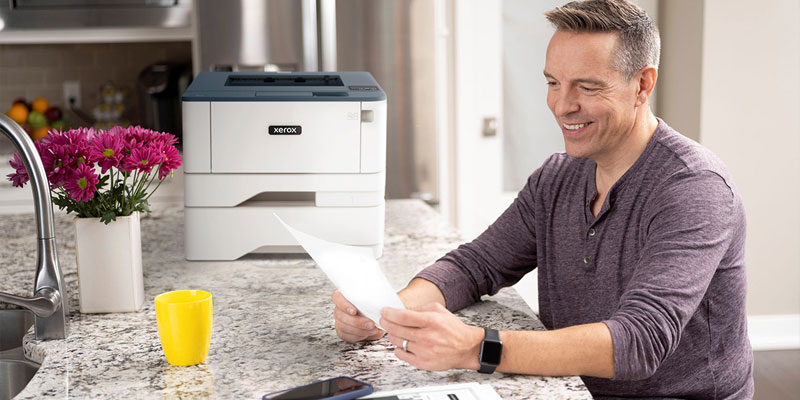 在家庭远程办公中使用施乐万能打印机的男士